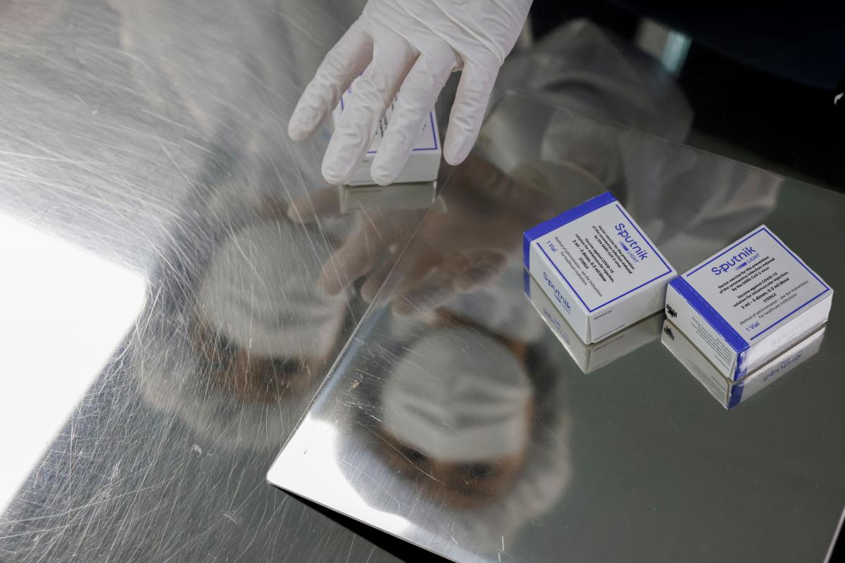 Оккупанты начинают колоть свою вакцину мариупольцам \ фото REUTERS