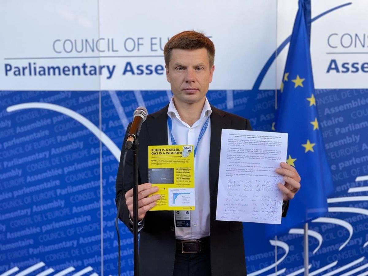 Українська делегація розповсюджує в ПАРЄ листівки "Putin is a killer, gas is a weapon" / фото t.me/oleksiihoncharenko Українська делегація розповсюджує в ПАРЄ листівки "Putin is a killer, gas is a weapon" / фото t.me/oleksiihoncharenko