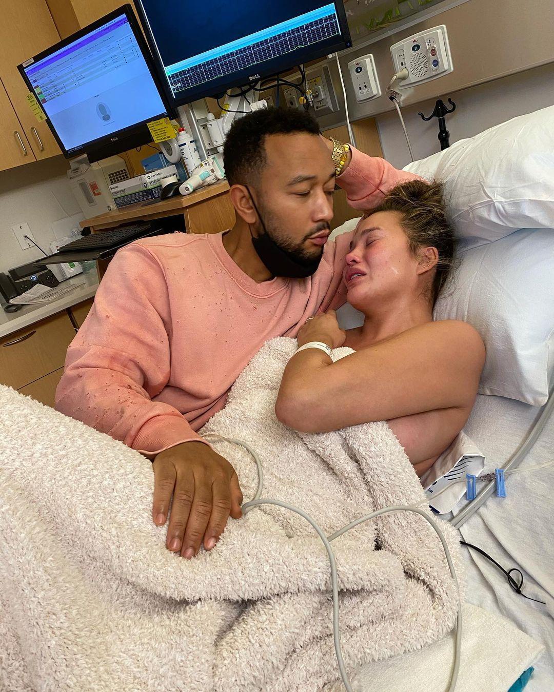 Крисси потеряла ребенка / instagram.com/chrissyteigen Крисси потеряла ребенка / instagram.com/chrissyteigen