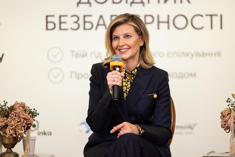 'Горжусь первой леди': Елена Зеленская в ярком наряде очаровала украинцев 'Горжусь первой леди': Елена Зеленская в ярком наряде очаровала украинцев
