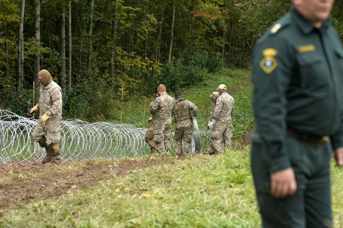 До конца года на границе Литвы и Беларуси планируется возвести забор высотой около четырех метров / фото REUTERS