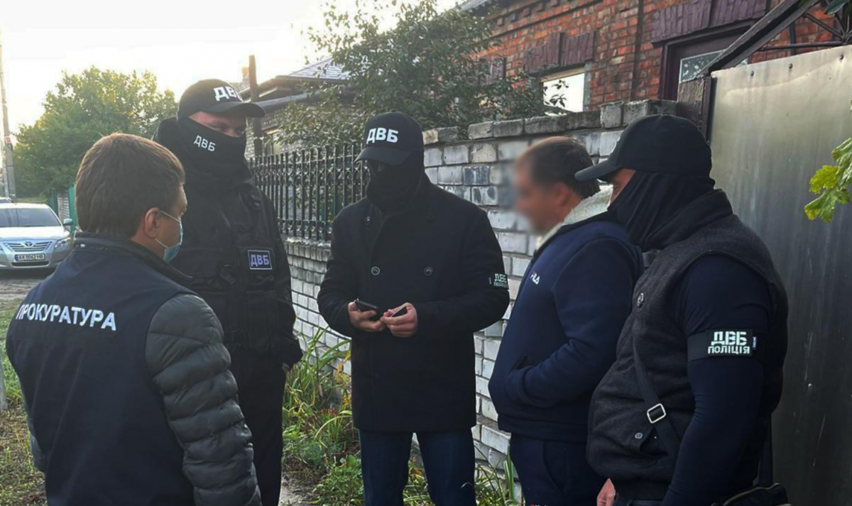 Полицейские удерживали людей в помещении одной из автостанций / фото Нацполиция Полицейские удерживали людей в помещении одной из автостанций / фото Нацполиция