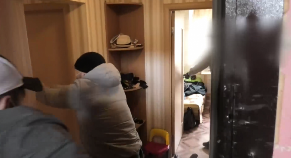 В Минске айтишник открыл огонь по силовикам, ворвавшимся в его квартиру (видео) - Vimarsana News
