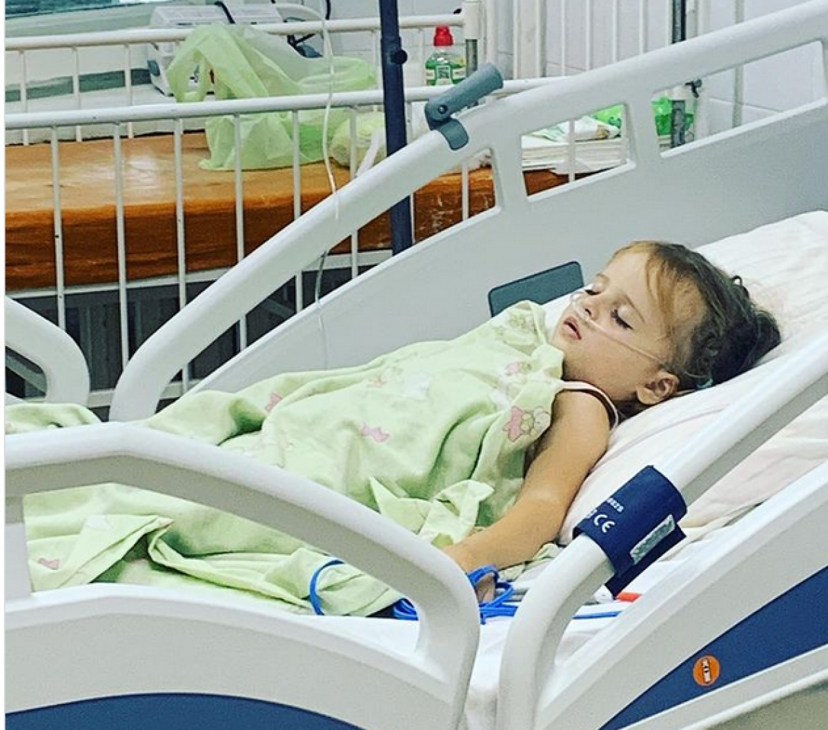 В Харькове 4-летнюю девочку привязывали к кровати в реанимации и не пускали родителей