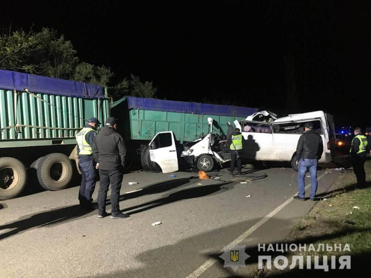Бус влетел в КАМАЗ: на Николаевщине произошло жуткое ДТП - много погибших и раненых