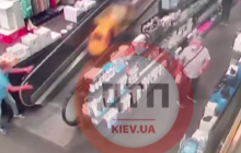 У Києві батьки "загубили" машинку з дитиною на ескалаторі: моторошний інцидент потрапив на відео