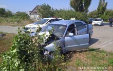 "Покатав" на капоті: у Запорізькій області п'яний таксист наїхав на копа та зламав йому ноги (відео)