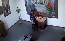 У Криму діти у каплиці поставили свічки й намагалися вкрасти пожертви (відео)
