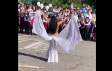 На лінійці в російській школі напівгола вчителька виконала перед дітьми танець живота (відео)