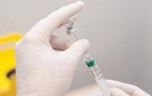 Вакцина или естественный иммунитет: врач сказала, что лучше защищает от коронавируса
