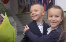 У Києві учениця молодших класів втекла від журналістів до однокласника та стала зіркою мережі (відео)