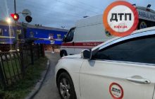 Смерть була миттєва: у Києві поїзд збив порушника, коли той перебігав колії (фото, відео)