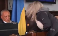 У Чернівцях неадекватна жінка напала на мера під час сесії міськради (відео)
