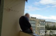 На Київщині чоловік збирався стрибнути з 9-го поверху: його врятували поліцейські (відео)