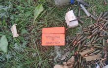На узбережжі Азовського моря біля бази відпочинку виявили арсенал боєприпасів (фото)