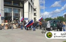 У Києві під Деснянською РДА помітили людей з російськими прапорами (фото, відео)