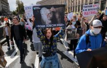 "Штучне хутро – справжнє кохання": у Києві пройшов марш за права тварин (фоторепортаж)