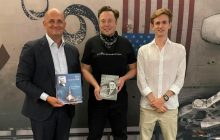 Ілон Маск провів онукові і правнукові Корольова екскурсію по SpaceX