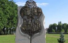 В Киеве убрали памятный знак в честь дружбы столицы Украины и Москвы (фото)