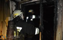 В Днепре от окурка соседей загорелась квартира со спящей женщиной (видео)