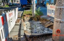 В Днепре студентка провалилась в глубокою яму с водой, когда переходила через дорогу (фото)