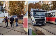 У Києві водії сміттєвоза і трамвая не поділили дорогу й влаштували бійку: її показали на відео