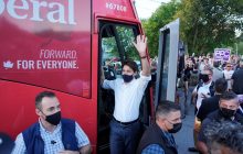 "Враги вакцинации" забросали премьер-министра Канады камнями