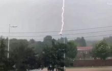 Молния 12 раз ударила в одно и то же место: момент попал на видео