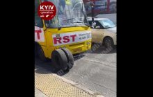 В Києві у маршрутки на ходу відвалилася задня напіввісь, яка потім рознесла зупинку (відео)