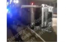 Под Киевом легковушка столкнулась с грузовиком, за рулем мог сидеть пьяный полицейский - соцсеть (видео)