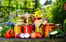 Нужно ли украинцам запасаться продуктами на зиму: совет эксперта