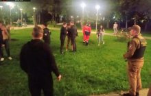 В Киеве пьяные неадекваты устроили массовую драку в парке Победы, есть пострадавшие (фото)