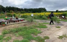 Бізнес на кістках чи благодійність: як під Львовом сади й городи під "приватне" кладовище захопили