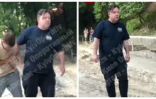 В Киеве водитель внедорожника едва не сбил во дворе людей, после чего набросился на них с ножом (видео)