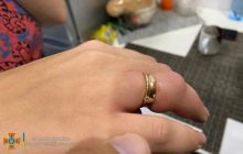 У Мелітополі четверо рятувальників визволяли жінку з "полону" каблучки (фото)