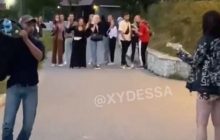 В Одесі неадекватний чоловік жбурнув у дівчину урну для сміття - мережа (відео)