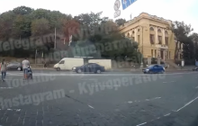 "Родители года": в центре Киева семья с коляской выскочила на дорогу и попала на видео