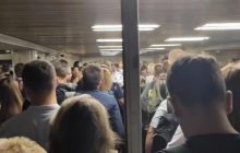 Сбой терминалов: пассажиры метро застряли в огромной очереди на станции "Минская" в Киеве (видео)