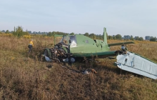 Не мав права літати: на Житомирщині біля будинків розбився літак (фото, відео)