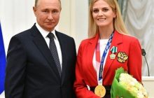 Переехавшая из Украины в РФ спортсменка встретилась с Путиным и "спела" ему дифирамбы
