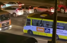 Вчинок упертого маршрутника в Києві обурив мережу: йому не завадив навіть сміттєвоз (відео)