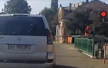 Секунди до загибелі: у мережі показали, як залізничник врятував пішохода у Рівному (відео)