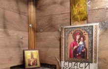 "Боже око наглядає": у київському ліфті повісили ікони замість кнопки виклику (фото)