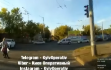 Киянка з дитиною вибігла на перехід на червоне світло й ледь не потрапила під колеса (відео)
