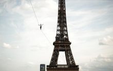 Канатоходец прогулялся по тросу от Эйфелевой башни на высоте 70 метров (фоторепортаж, видео)