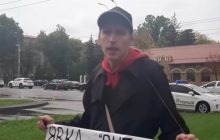 "Путінські посіпаки": під російським посольством у Києві біженець з РФ влаштував одиночний пікет