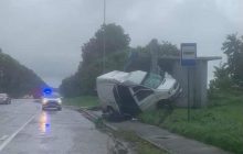 Во Львовской области микроавтобус врезался в остановку: есть погибший
