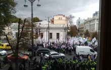 У Києві підприємці та "євробляхарі" перекрили Грушевського - силовики відтіснили їх (відео)