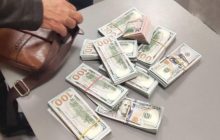 Залишив товариша без понад $100 тисяч: в одеському аеропорту затриманий іноземець з купою грошей (фото)