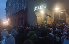В Ивано-Франковске родители всю ночь стояли в очереди, чтобы записать детей в садик: мэр ответил
